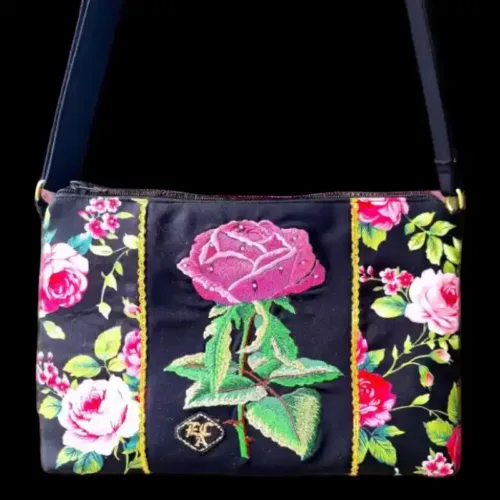 borsa con stampa di rose e al centro un ricamo di una rosa