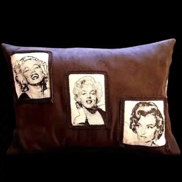 cuscino in velluto con ricami di Marilyn Monroe