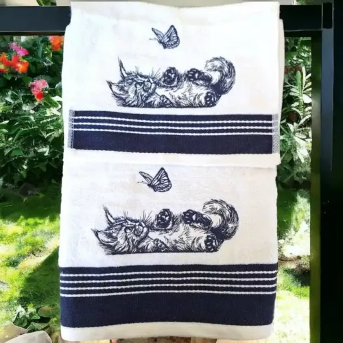 asciugamani con ricamo di un gatto