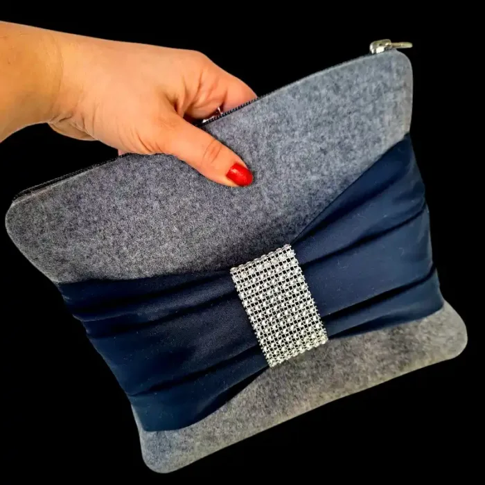 pochette in pura lana indossata